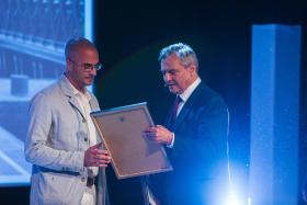 Każdy z nominowanych jest jednocześnie laureatem – i otrzymuje dyplom dla jednej z najlepszych realizacji poprzedniego roku. Tu: Andrea Rossetto z pracowni  Proteco, która zaprojektowała Gdański Teatr Szekspirowski.