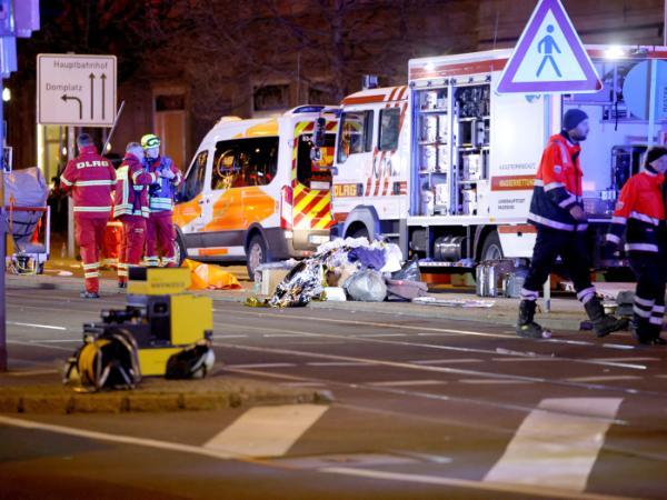 Po ataku na terenie tradycyjnego świątecznego jarmarku w Magdeburgu wybuchła panika, policja ewakuowała ludzi i zamknęła teren.