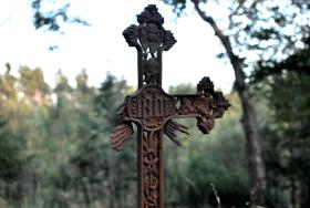 Uszkodzony krzyż na cmentarzu w Balnicy