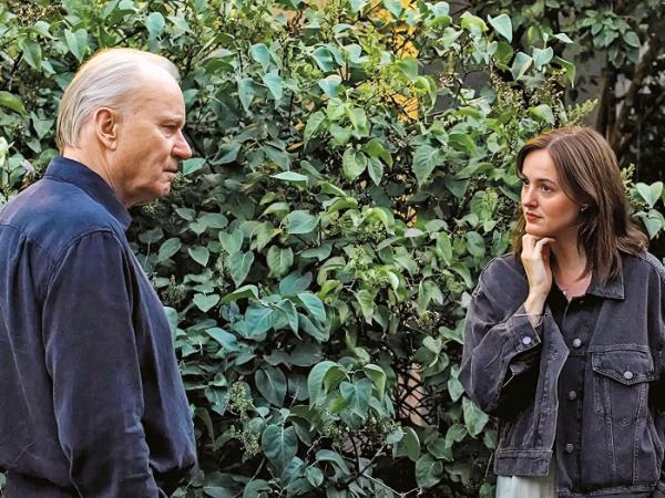 Stellan Skarsgård jako narcystyczny reżyser Gustav Borg z Renate Reinsve, grającą jego córkę Norę