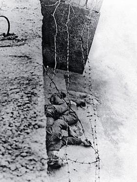 Peter Fechter, niemiecki robotnik zabity podczas próby ucieczki przez mur, 17 sierpnia 1962 r.