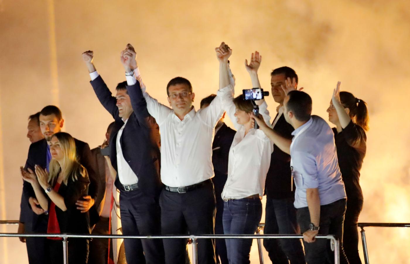 Ekrem Imamoğlu (w środku), zwycięzca powtórzonych wyborów na mera Stambułu