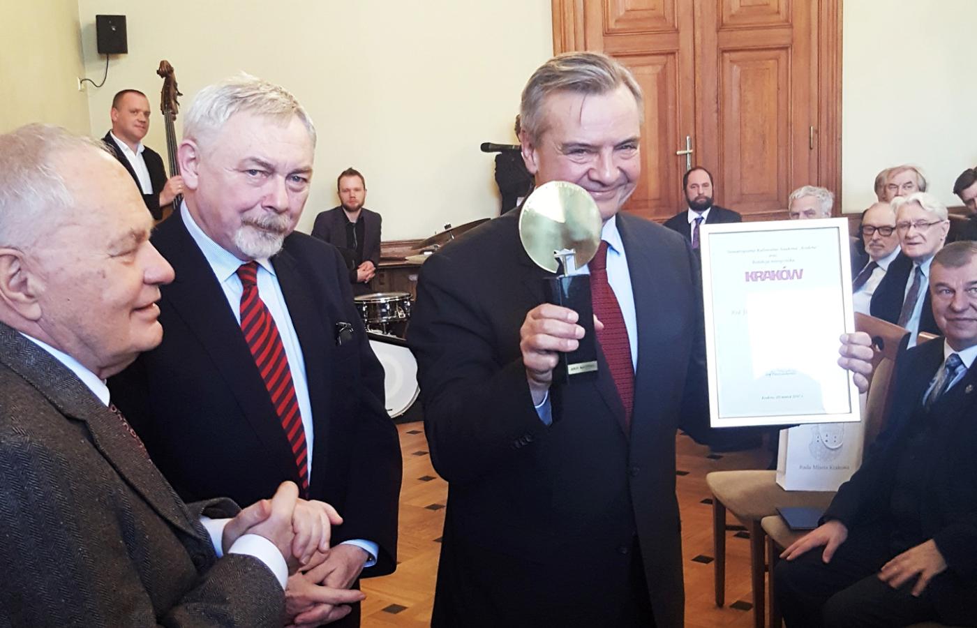 Jerzy Baczyński z medalem „Za mądrość obywatelską”