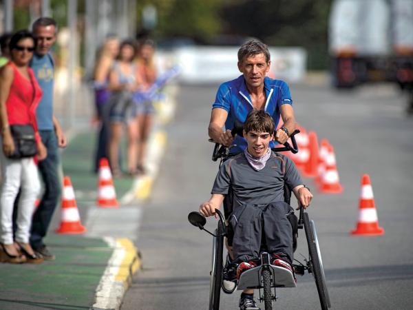 Ojciec (Jacques Gamblin) i syn (Fabien Heraud) nie zawodzą na zawodach.