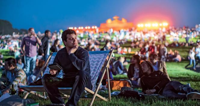 Koncert Nocy Letniej Filharmoników Wiedeńskich przed pałacem Schönbrunn.