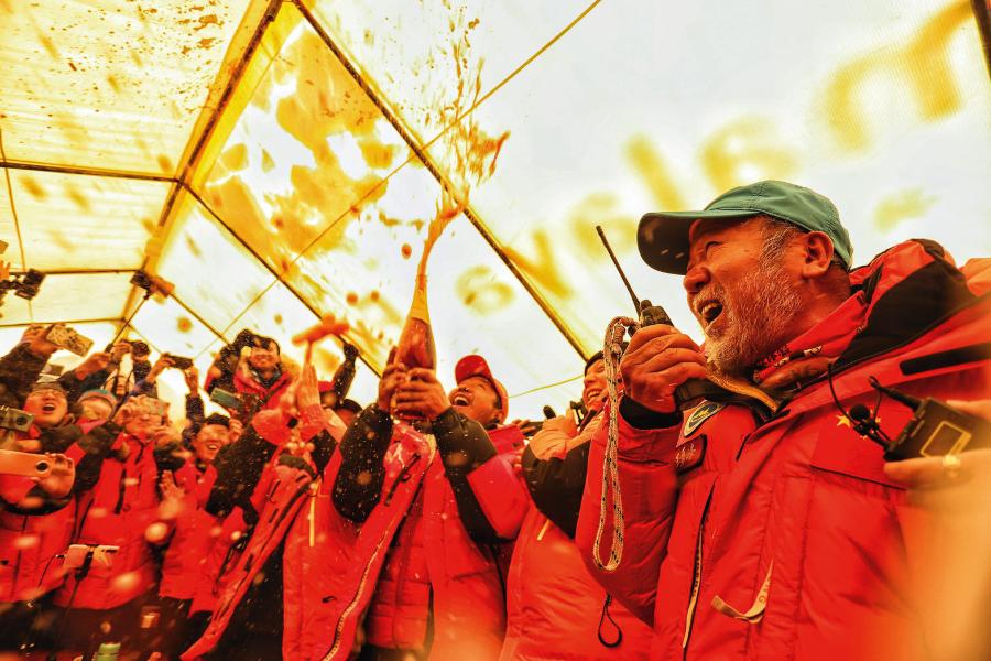 27 maja 2020 r. – chińscy himalaiści w bazie pod Everestem cieszą się ze zdobycia góry przez ich kolegów.