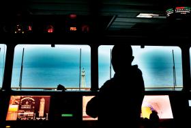 Na mostku człowiek kontroluje komputery, a one kontrolują jego.