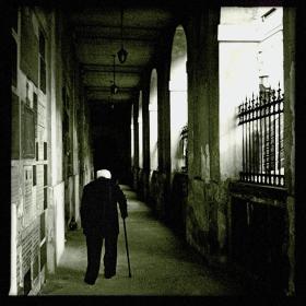 Na dziedzińcu kościoła św. Antoniego przy Senatorskiej.