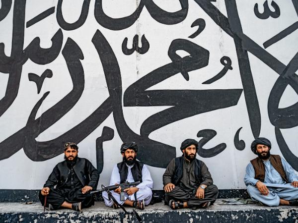 Talibowie odpoczywają pod wieżą strażniczą opuszczonej ambasady amerykańskiej w Kabulu.