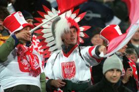 Polska husaria na trybunach podczas eliminacji piłkarskich mistrzostw świata w 2002 r.