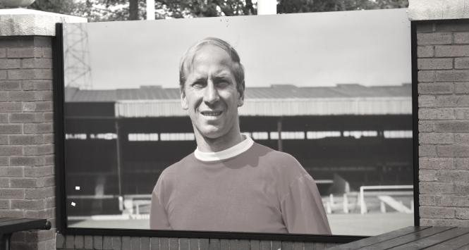 Sir Bobby Charlton, legendarny piłkarz reprezentacji Anglii i Manchesteru United, zmarł w wiek7u 86 lat. Na zdjęciu jego portret na murach obiektu MU.