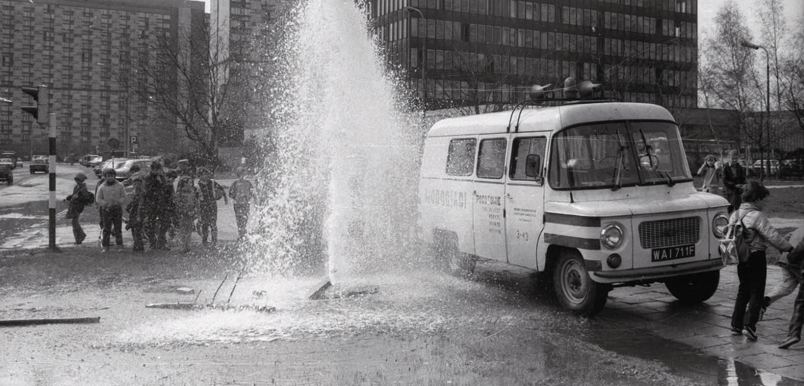 Zalana jezdnia na ulicy Grzybowskiej w Warszawie z powodu awarii wodociągu (kwiecień 1983).