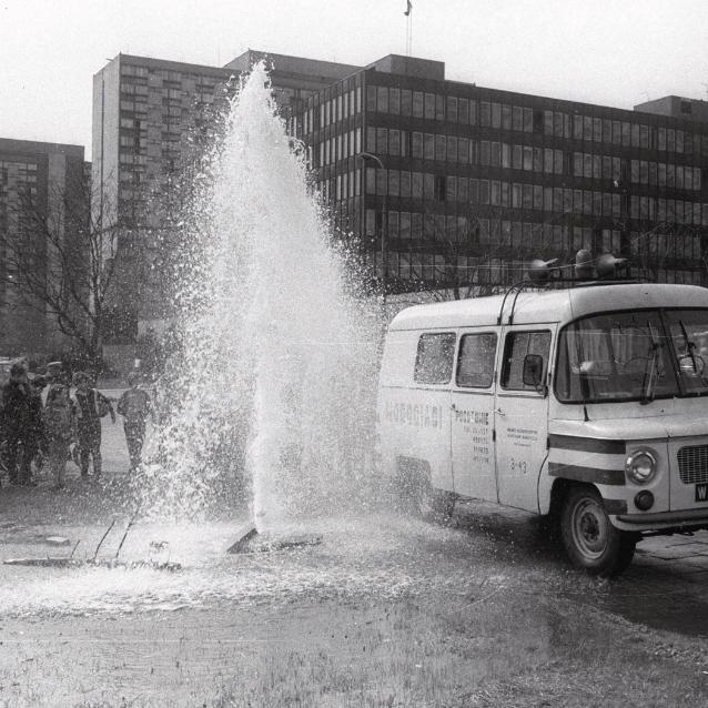 Zalana jezdnia na ulicy Grzybowskiej w Warszawie z powodu awarii wodociągu (kwiecień 1983).