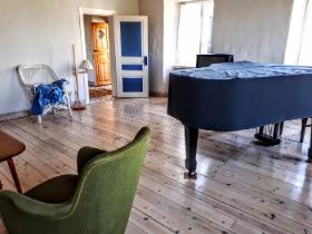 Dämba. Wnętrze jednego z budynków, w którym kręcono „Sceny z życia małżeńskiego”. Za scenografię posłużyło autentyczne wyposażenie domu.