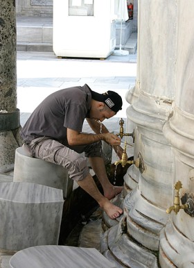 Muzułmanie modlą się pięć razy dziennie. Przed modlitwą muszą obowiązkowo dokonać rytualnego obmycia stóp, rąk i twarzy.