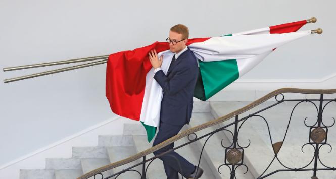 Wynoszenie flag państwowych po spotkaniu w Sejmie z przebywającym z oficjalną wizytą w Polsce Viktorem Orbánem, 2017 r.