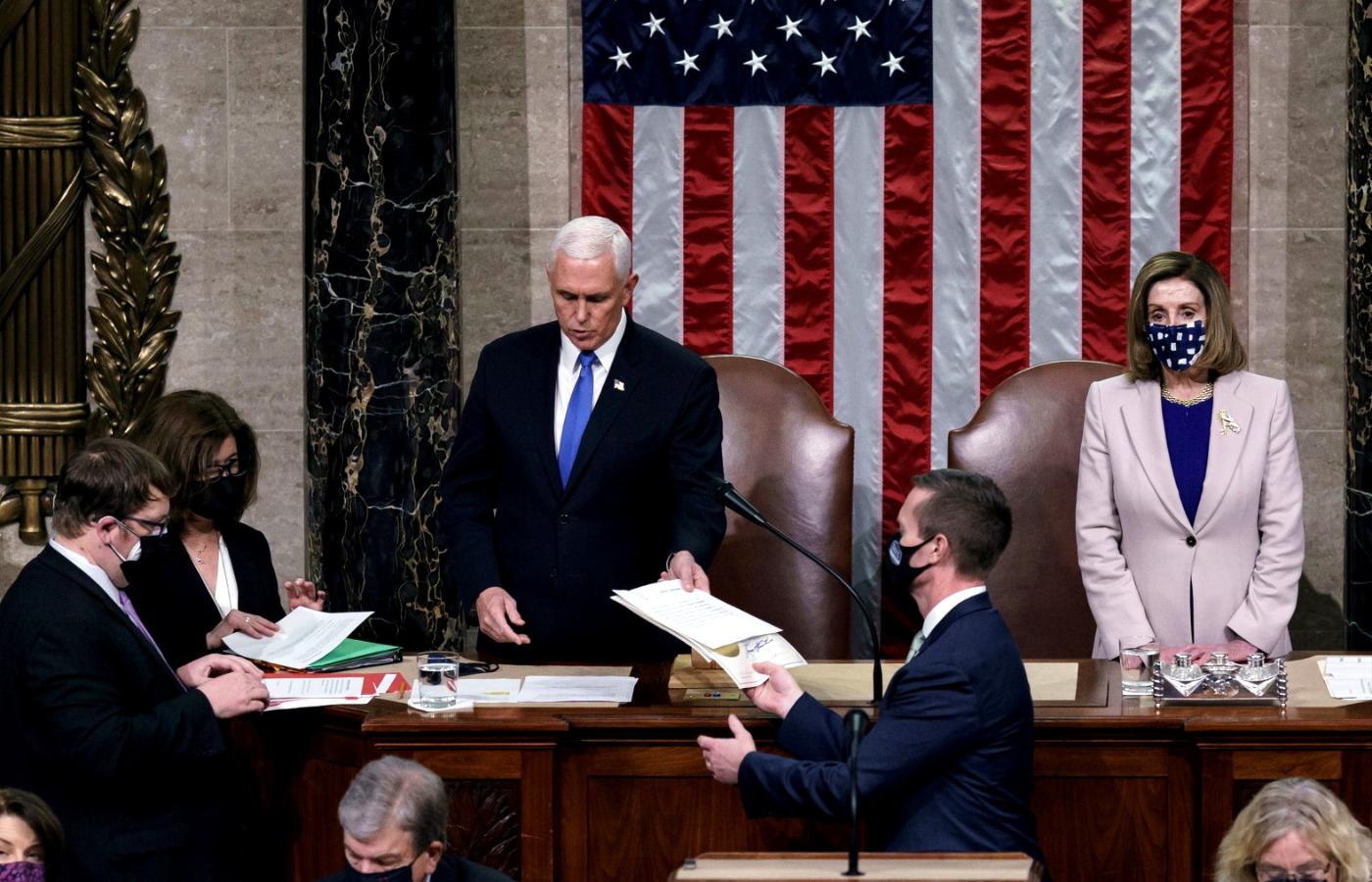 Kongres USA zatwierdza wybory. Na zdjęciu wiceprezydent Mike Pence i przewodnicząca Izby reprezentantów Nancy Pelosi.