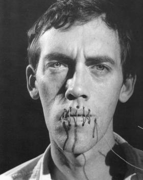 David Wojnarowicz z zaszytymi ustami wzywa do publicznej dyskusji o AIDS (1989 r.).