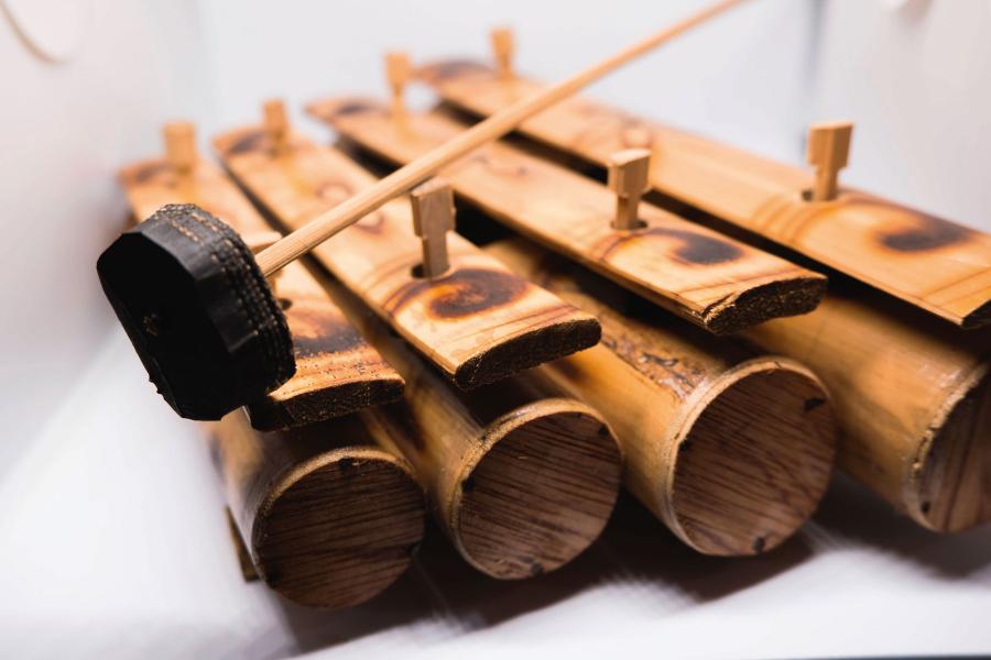 Bambusowy gamelan, tradycyjny balijski instrument muzyczny.