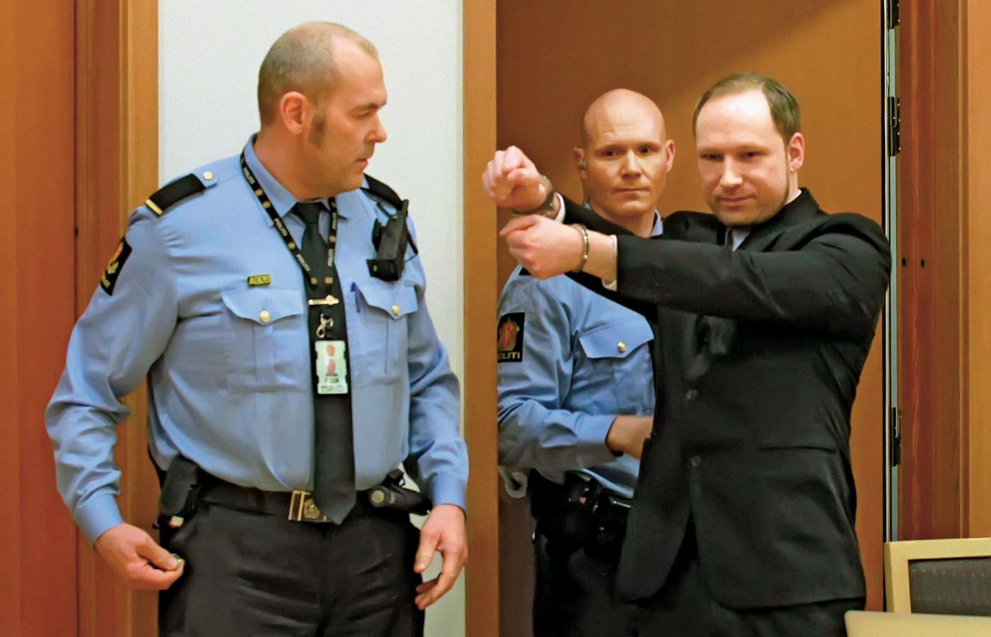 Po długo oczekiwanym procesie A. Breivik został skazany na 21 lat więzienia z możliwością przedłużenia kary.