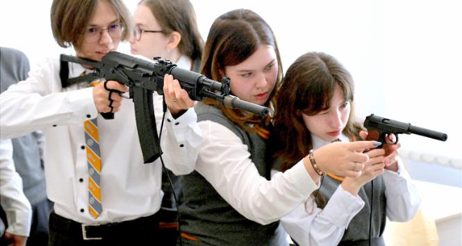 Rosyjscy uczniowie uczą się korzystać z broni palnej.