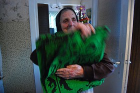 Babcia Sania z Ostrowa tka mamrocząc litanie słów, w których zaklęte są jej wspomnienia.