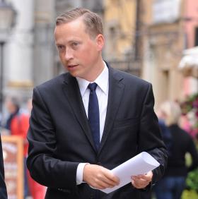 Broniewski ma 32 lata, z wykształcenia jest politologiem.