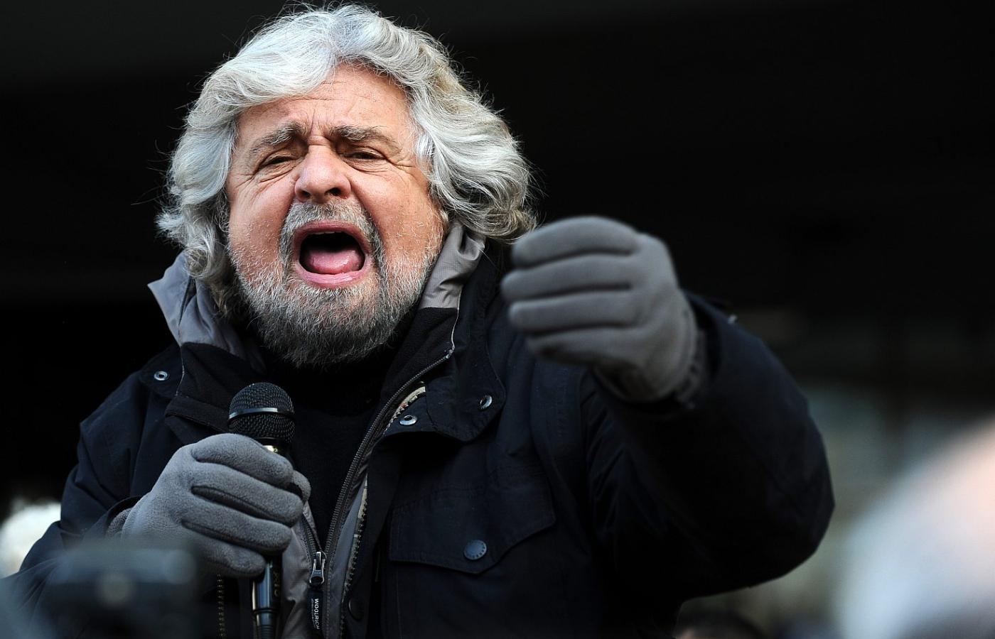 Beppe Grillo przemawia na wiecu wyborczym w Trento. Grudzień, 2012 r.