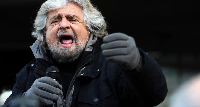 Beppe Grillo przemawia na wiecu wyborczym w Trento. Grudzień, 2012 r.