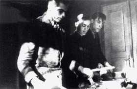 Oddział AK Jędrusie, drukowanie tajnej gazetki „Odwet”, od lewej: Zdzisław de Ville, Eugeniusz Dąbrowski, Andrzej Skowroński. Tarnobrzeg 1941 r.