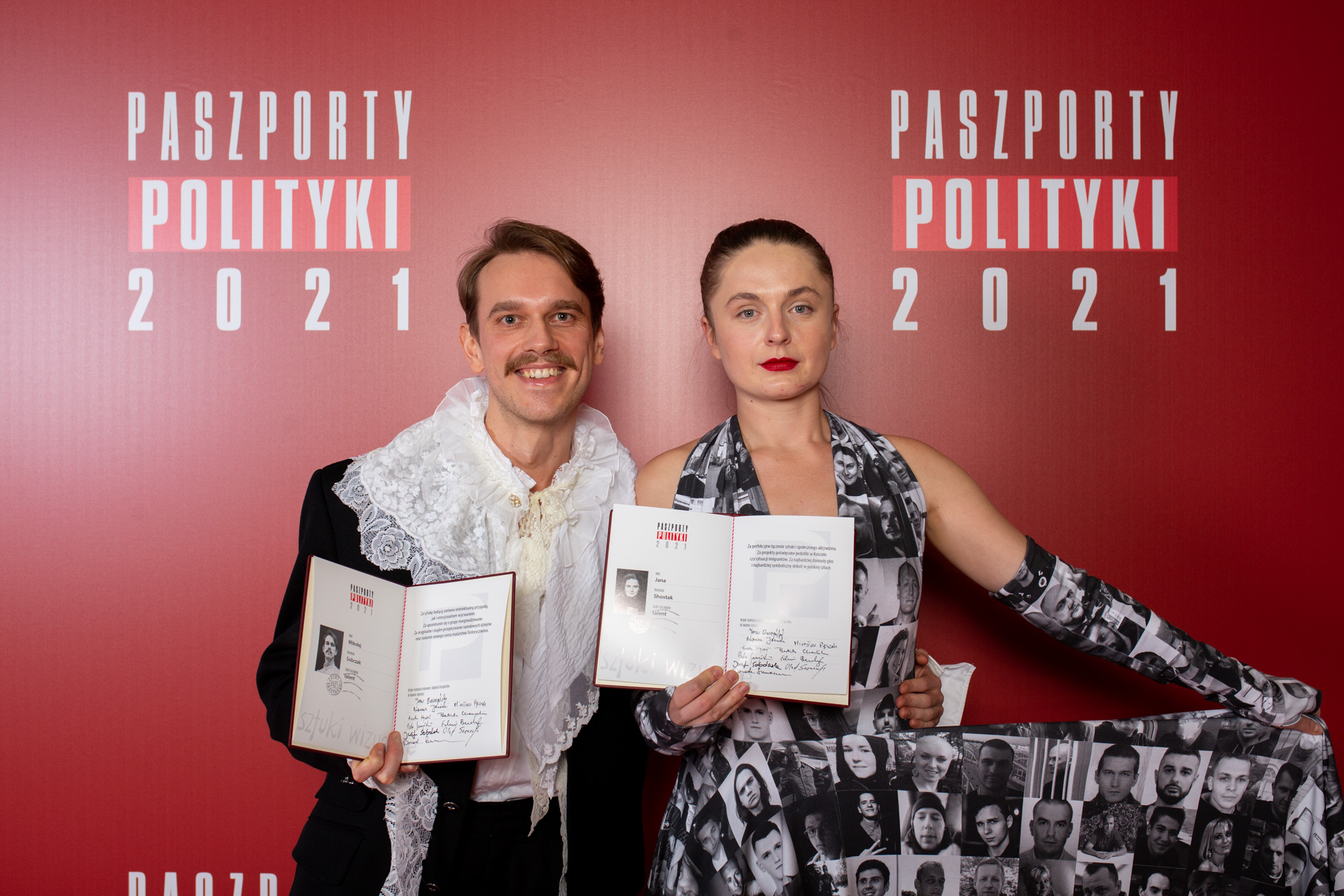 Nagrodzeni ex aequo Jana Shostak (ubrana w sukienkę z portretami 1200 białoruskich więźniów politycznych) oraz Mikołaj Sobczak