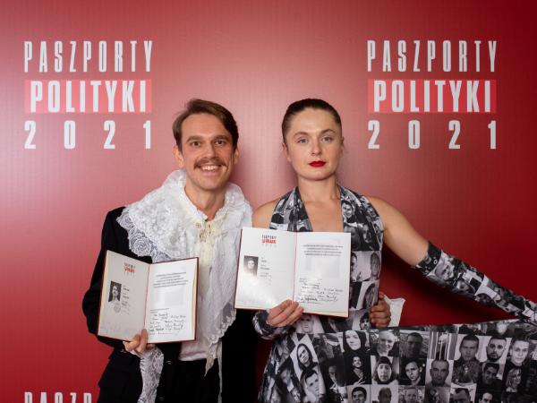 Nagrodzeni ex aequo Jana Shostak (ubrana w sukienkę z portretami 1200 białoruskich więźniów politycznych) oraz Mikołaj Sobczak