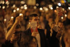 Manifestacja przeciwko ustawie o Sądzie Najwyższym, łańcuch światła na Placu Dąbrowskiego w Warszawie