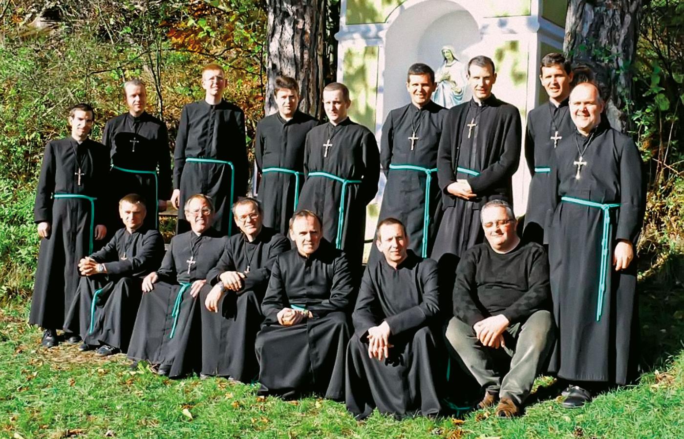 Grupa samarytan w charakterystycznych habitach z zielonymi sznurami wkrótce po założeniu zgromadzenia, Niemcy, początek lat 80.