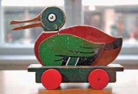 Drewniana kaczka zapoczątkowała historię zabawkowej firmy rodziny Christiansenów.