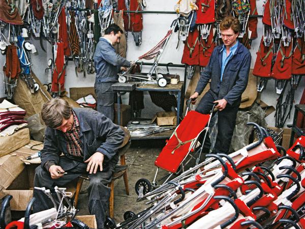 Przedsiębiorstwo Polonijno-Zagraniczne Amepol produkowało wózki dziecięce, Dębe Wielkie, 1983 r.