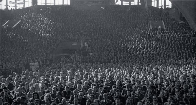 Wiec mieszkańców polskich Ziem Odzyskanych na rzecz pokoju, w którym uczestniczyli delegaci Światowego Kongresu Intelektualistów, wrocławska Hala Ludowa, sierpień 1948 r.