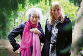 Twórczyni projektu Future Library Katie Paterson (z prawej) z pisarką Margaret Atwood, która jako pierwsza napisała książkę „Scribbler Moon” i zamknęła ją w pudełku na 100 lat.