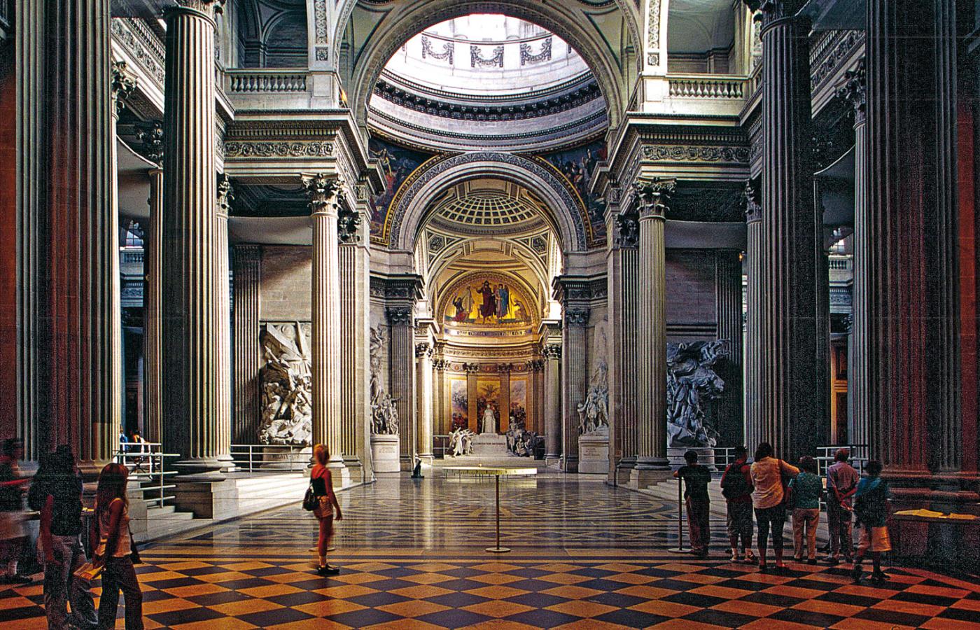 Od czasów Ludwika XV, który rozpoczął budowę, Panteon wielokrotnie zmieniał swój charakter.