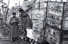 Pomoc w ramach ustawy Lend-lease, magazyn na zapleczu Frontu Leningradzkiego, fotografia z 1943 r.