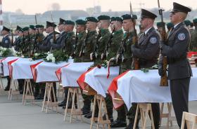 Trumny ofiar katastrofy w Smoleńsku, 23 kwietnia 2010 r.