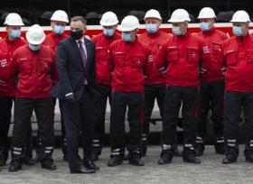 W czasie wizyty w Bytomiu prezydent Andrzej Duda był nie tylko w maseczce, ale przez cały czas nie zdejmował jednorazowych czarnych rękawiczek.