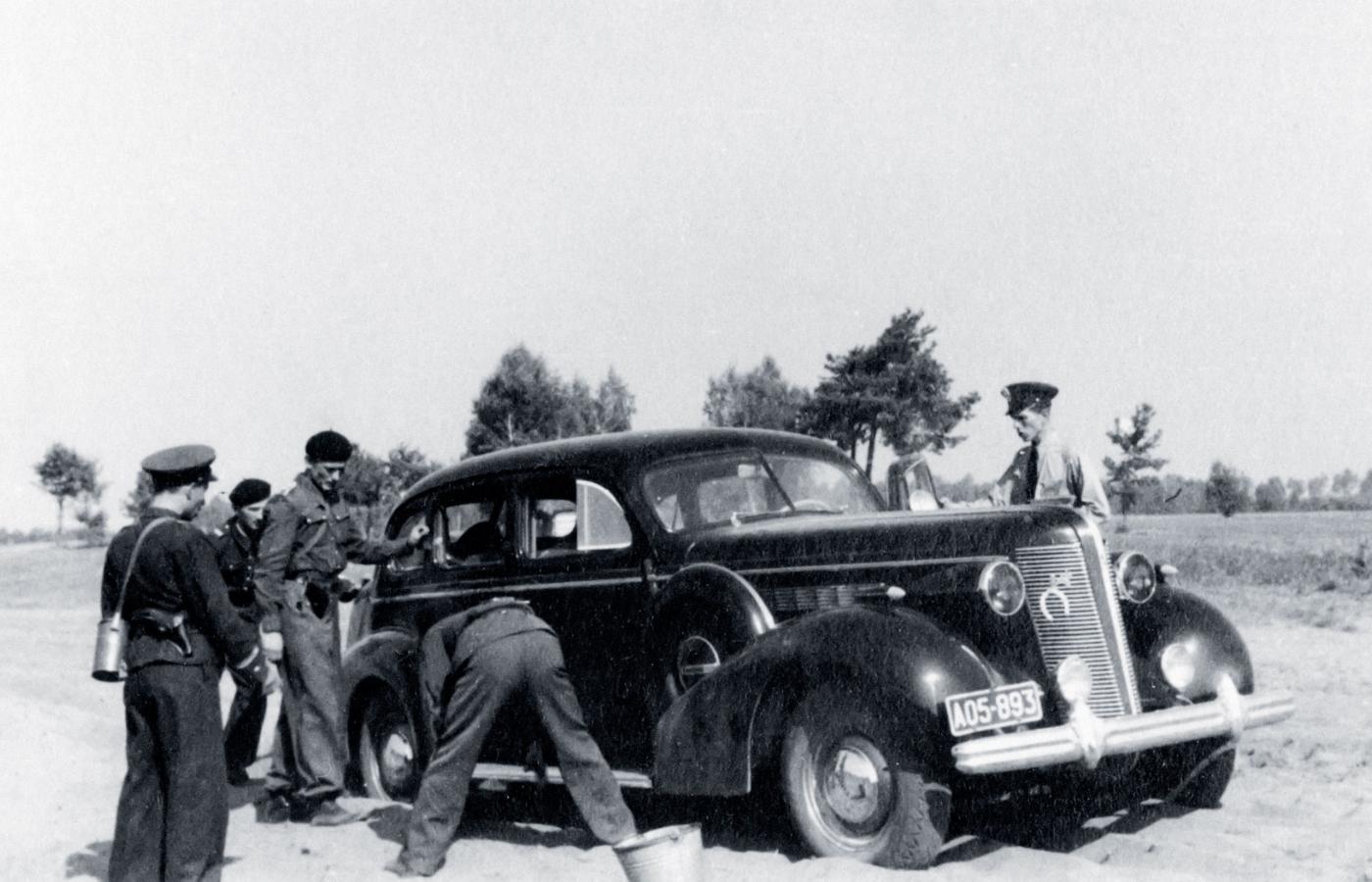 Żołnierze 4. pułku lotniczego z Torunia w drodze z Warszawy do granicy z Rumunią. Samochód przydzielony im do ewakuacji ugrzązł w piasku w okolicach Garwolina, 12 września 1939 r.