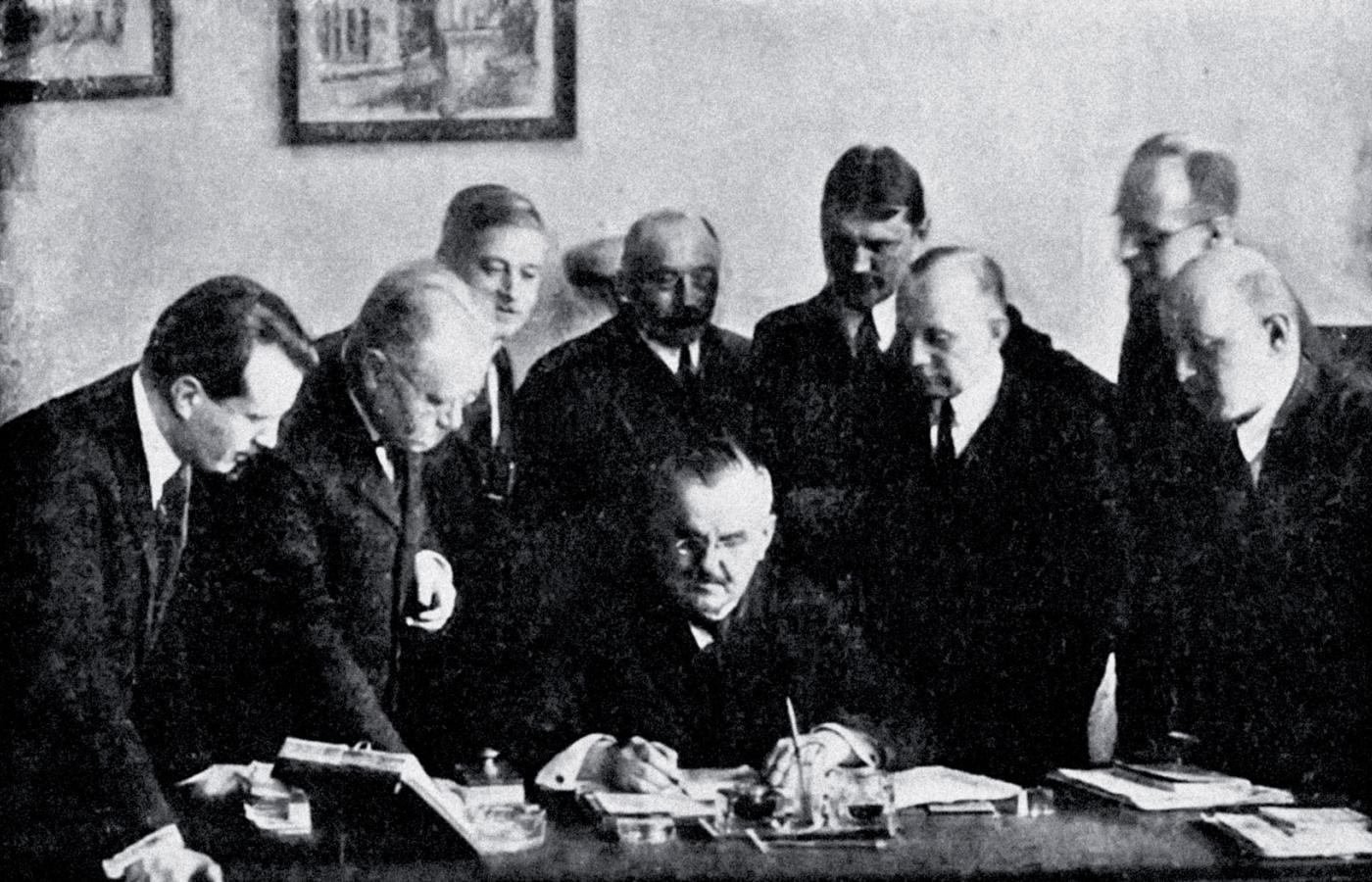 Premier Władysław Grabski (w centrum) ze swymi współpracownikami w Ministerstwie Skarbu, 1924 r.