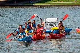 Klimatyczny Spływ Kajakowy, podczas którego działacze Greenpeace Polska przypomnieli słowa papieża Franciszka z encykliki „Laudato Si”, Kraków, 2016 r.