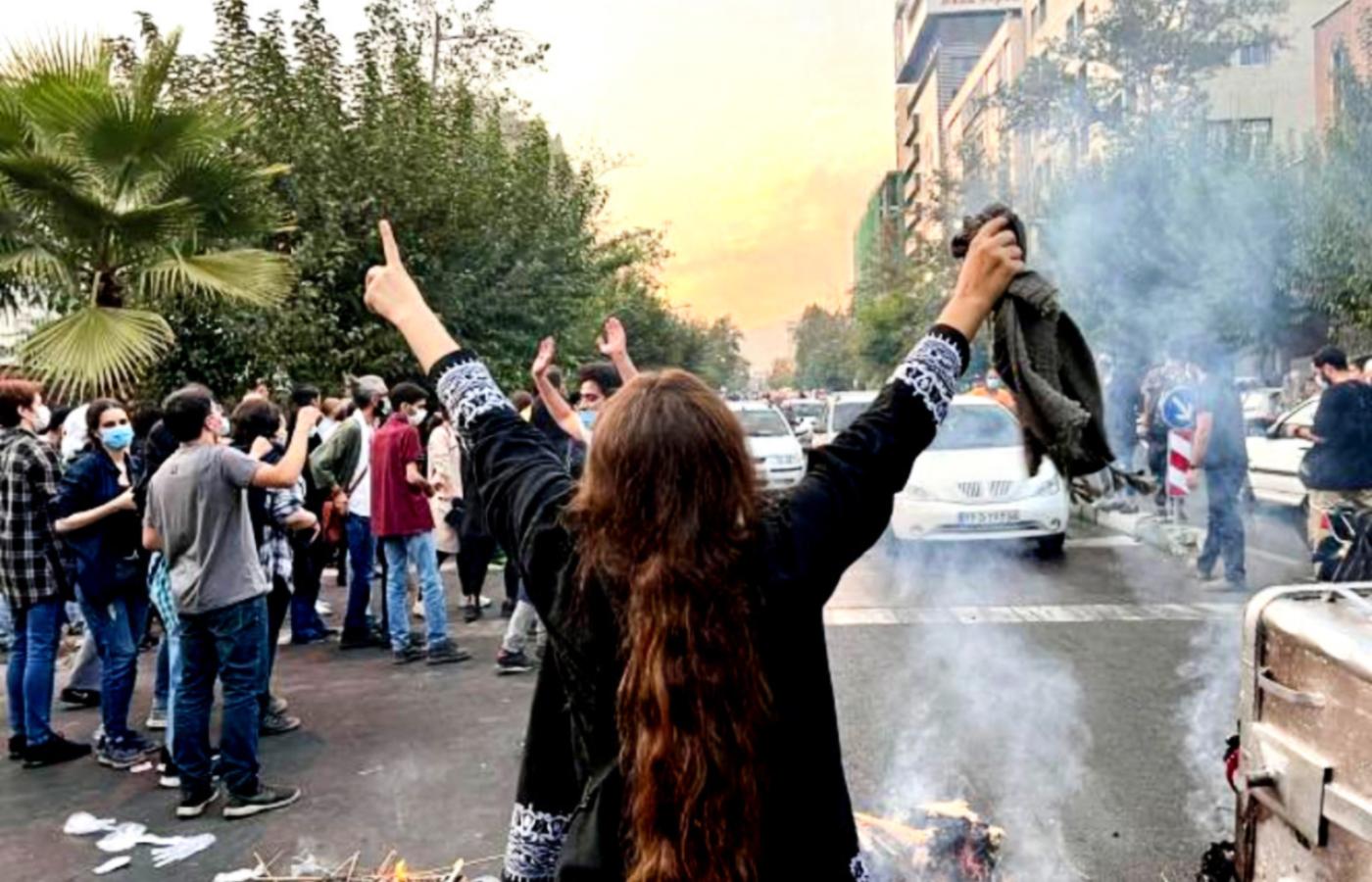 Protest przeciwko obowiązkowym hidżabom po śmierci Mahsy Amini. Teheran, 22 września 2022 r.