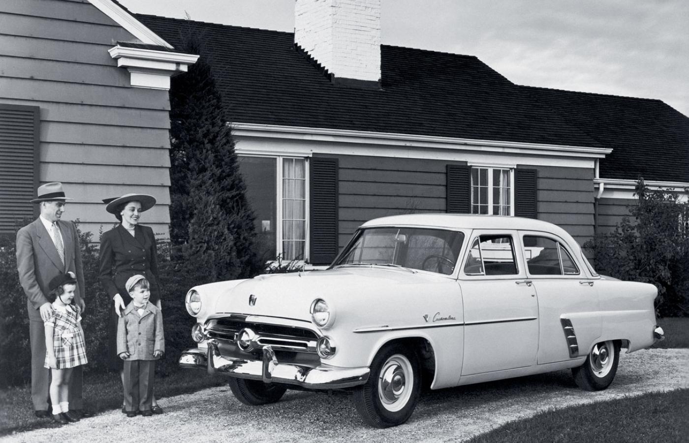 Szczęśliwa amerykańska rodzina ze swym autem, przed swym domem, 1952 r.