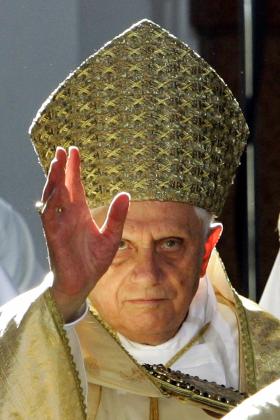 Po raz pierwszy w nowożytnej historii Kościoła otrzymujemy sygnał, że można nie być papieżem aż do śmierci.