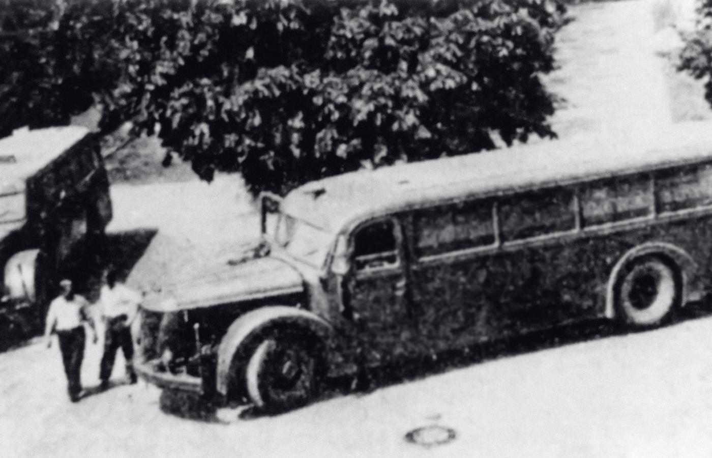 Autobusy przewożące ofiary do ośrodka eutanazyjnego w Hadamarze, 1941 r.