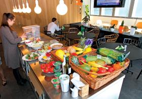 Firmy coraz silniej odczuwają brak młodych, utalentowanych pracowników. Kuszą ich nie tylko pieniędzmi, ale także warunkami pracy.